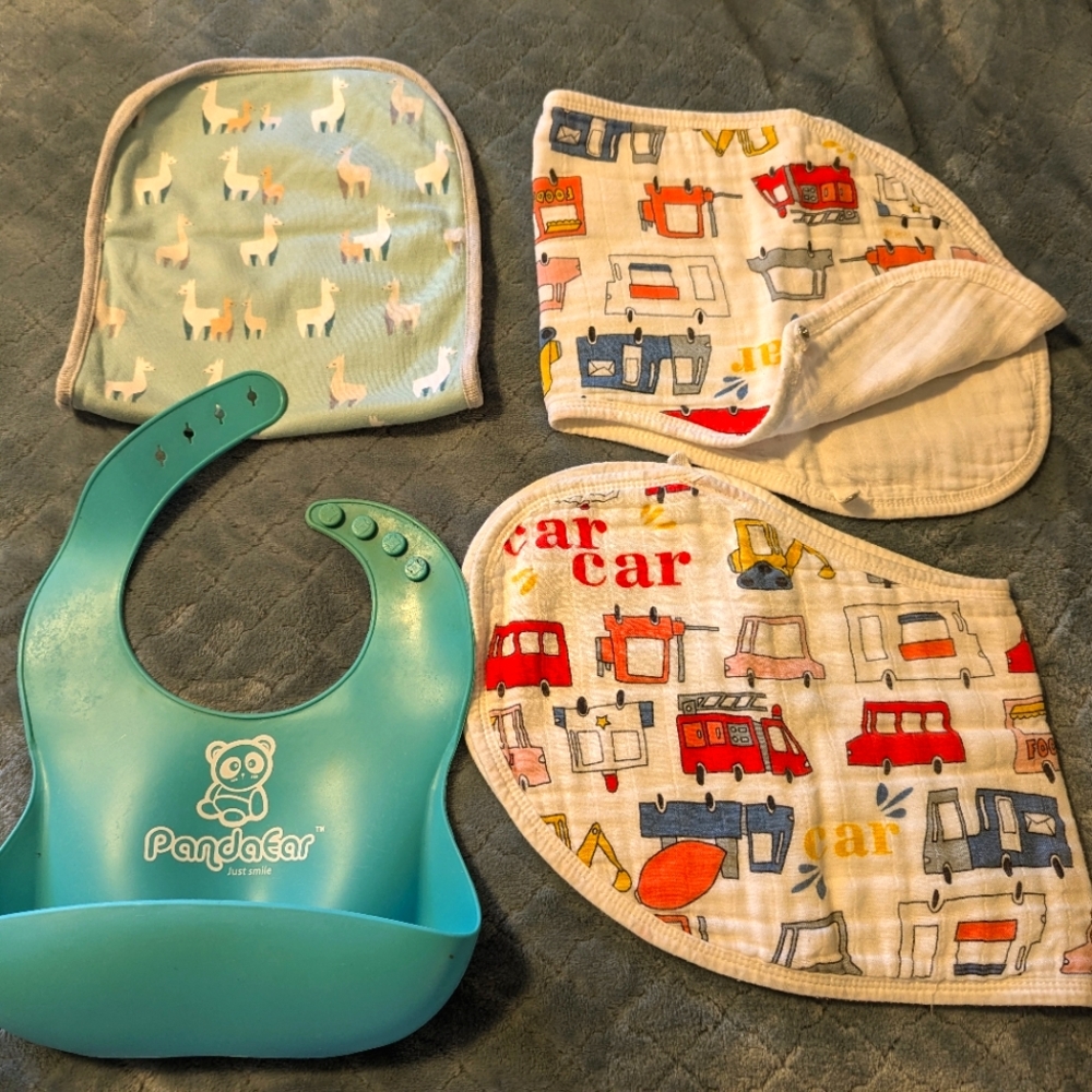 Set of 3 baby feeding bib + 1 burp cloth